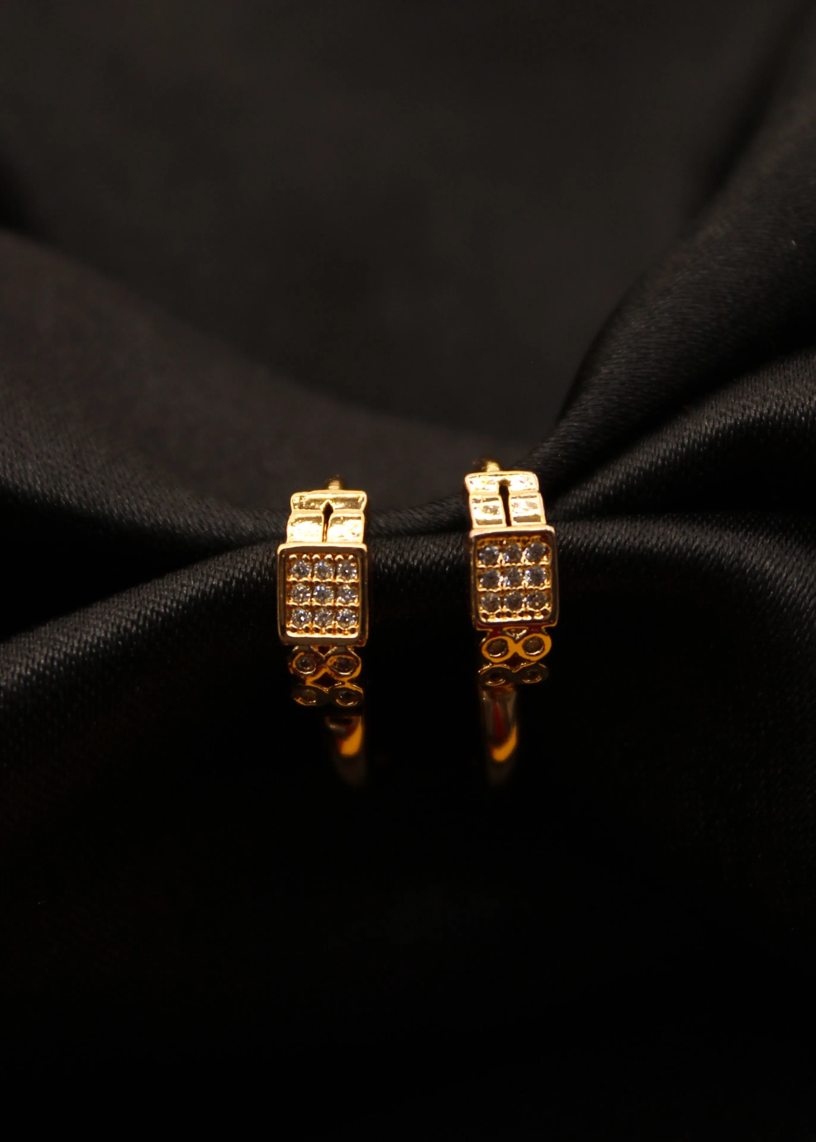 FASHIONABLE STUDS EARRINGS