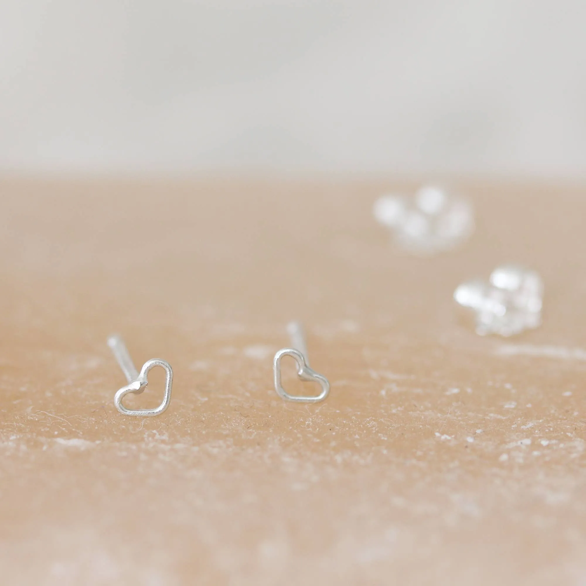 Stud Earrings - Tiny hearts