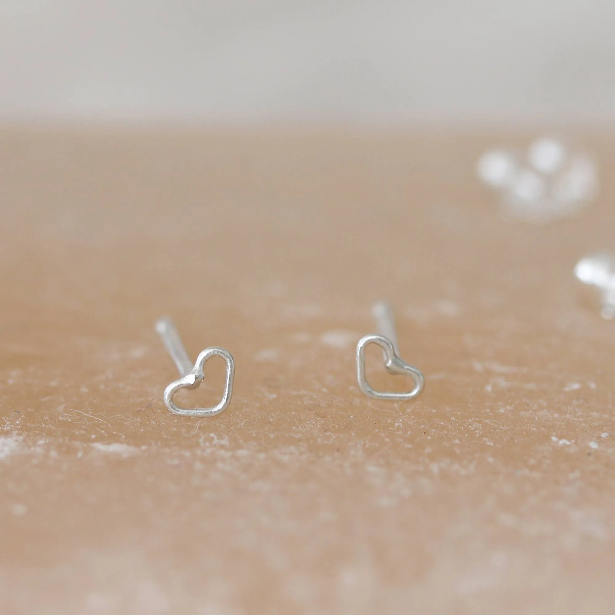 Stud Earrings - Tiny hearts