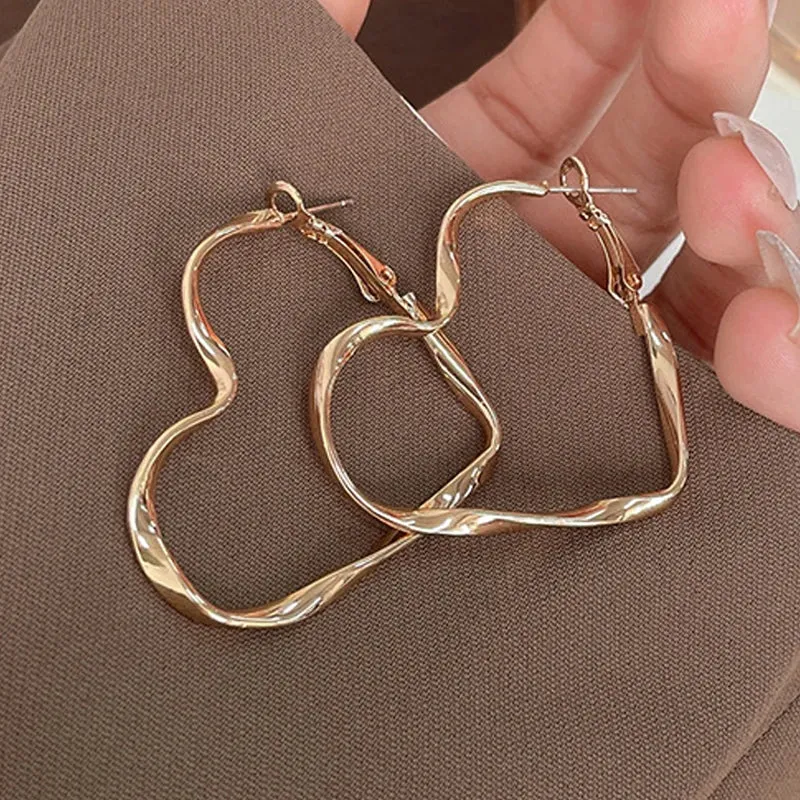 Twist Metal Heart Hoop Earrings for Women Golden Silver Color Hollow Out Big Love Earrings Brief Street Romantic Jewelry as Gift